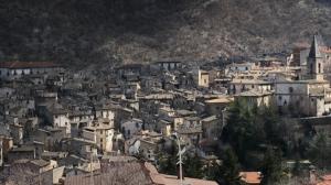 un grupo de edificios en una ciudad con una montaña en Scanno Parco naz Abruzzo Nuovo Appartamento I Gerani,300 m dal centro, vista, wifi garage max 7 persone en Scanno