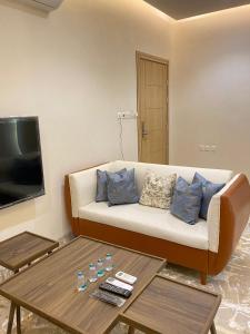 salon z kanapą i stolikiem kawowym w obiekcie Hotel Rest w mieście Abū Qa‘ar