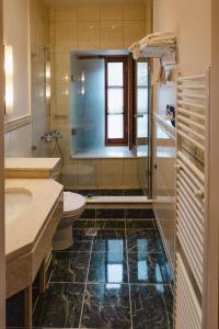 La salle de bains est pourvue d'un lavabo, de toilettes et d'une fenêtre. dans l'établissement Ξενώνας Αρχοντικό Ελληνοπύργου, à Ellinopyrgos
