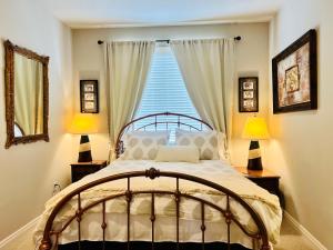 1 dormitorio con 1 cama con 2 lámparas y una ventana en Lucy’s Elegant & Cozy House, en Sammamish