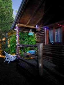 Una casa con luces de Navidad en un lado. en Cabañas Qinti en San Pedro