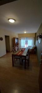 sala de estar con mesa de madera y comedor en Terraza Fournier en Tandil