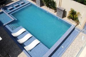 an overhead view of a swimming pool with two lounge chairs at Cabañas Covemar de lujo in Coveñas