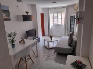 sala de estar con sofá y mesa en Apartmento Sostoa 2, en Málaga