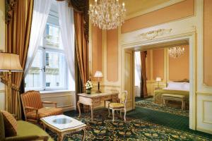 Rúm í herbergi á Hotel Imperial, a Luxury Collection Hotel, Vienna
