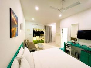 Habitación con cama y sala de estar. en Planktons Beach, en Hulhumale