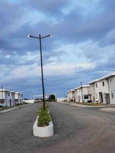 uma rua com um poste na berma da estrada em Casa en Baní cerca de playa los almendros em Baní