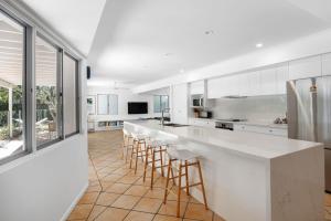 Η κουζίνα ή μικρή κουζίνα στο 10 Wesley Court Noosa Heads