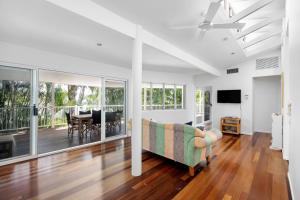 Μια τηλεόραση ή/και κέντρο ψυχαγωγίας στο 10 Wesley Court Noosa Heads