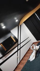 een slaapkamer met een stapelbed in een kamer bij Hotel Florencia in Mexico-Stad