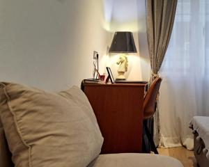 A seating area at Royal Blue Grand Suite No 3