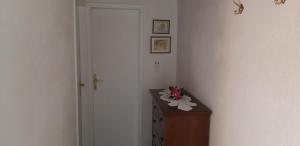 a room with a door and a table with a flower on it at Apartman Bogdan in Jelsa