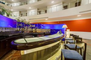 a bar with a boat on the counter at Camino Real Pachuca in Pachuca de Soto