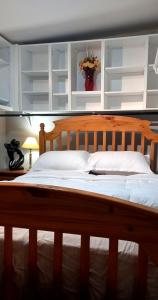 uma cama de madeira com uma cabeceira de madeira num quarto em WaterfrontHome-RiverView, Windsor ,Canada em Windsor