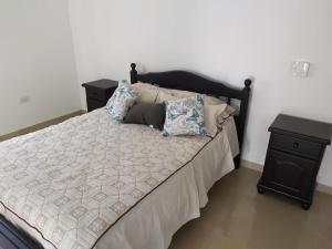 1 dormitorio con 1 cama grande con mesita de noche y 1 cama sidx sidx sidx sidx en Loft las rosas, en Villa María