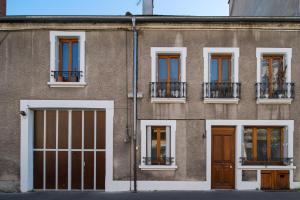 fasada budynku z drzwiami i oknami w obiekcie Appartement haut de gamme Centre ville w mieście Chalon-sur-Saône