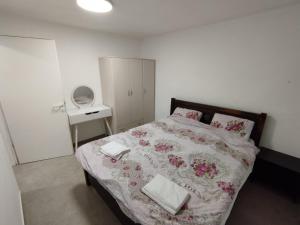 1 dormitorio con 1 cama con 2 toallas en Magical old city apartment דירת אירוח מקסימה בלב הרובע היהודי, en Jerusalén