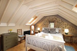 um quarto com uma grande cama branca num sótão em Way's Forge em Dorchester