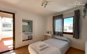 une chambre avec un lit et une grande fenêtre dans l'établissement Villa Patricia, à Corralejo 69 autres photos