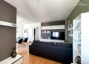 un salon avec un canapé et une salle à manger dans l'établissement Villa Patricia, à Corralejo
