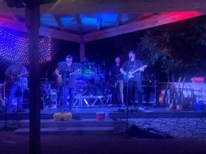 um grupo de homens tocando música em um palco em Fox Hollow Resort em Graham