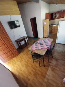 una mesa y sillas en una habitación con cocina en Alojamiento UMA en Puerto Iguazú