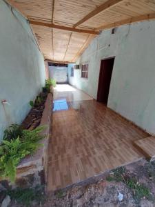 Habitación con suelo de madera y techo. en Alojamiento UMA en Puerto Iguazú