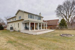 uma casa branca com um alpendre e um quintal em Spacious Lakefront House with Backyard Fire Pit em Monroe