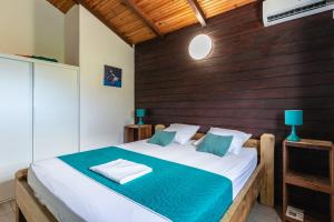 a bedroom with a large bed with a wooden wall at Gîtes de la coulisse in Trois-Rivières