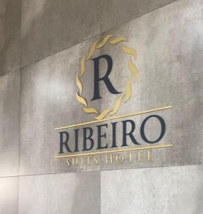 znak hotelowy na boku budynku w obiekcie Ribeiro Suit's Hotel w mieście Araxá