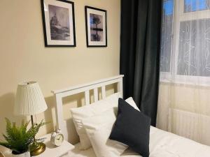 ein Schlafzimmer mit einem weißen Bett und einem Fenster in der Unterkunft Hotel 3H in Stafford