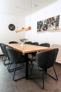 Wellnessoase Nordschwarzwald في Neuweiler: غرفة طعام مع طاولة وكراسي خشبية