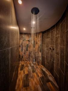 La salle de bains est pourvue d'une douche avec un plafond escamotable. dans l'établissement Hostal La Casa de Madera, à Mazatlán