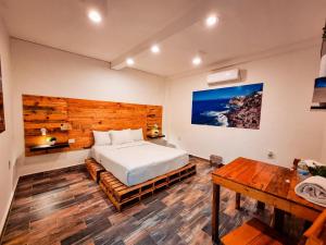 マサトランにあるHostal La Casa de Maderaの木製の壁のベッドルーム1室(ベッド1台付)