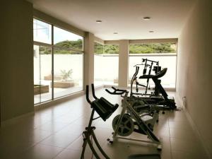 un gimnasio con bicicleta estática en una habitación en Hermoso departamento de lujo - Zona Miraflores, en Tarija