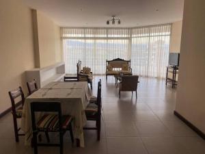 comedor con mesa y sillas y sala de estar en Hermoso departamento de lujo - Zona Miraflores, en Tarija
