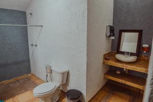 ein Bad mit einem WC und einem Waschbecken in der Unterkunft casa79sancris in San Cristóbal de las Casas