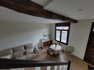a living room with a couch and a table at Casa do Porto in Partovia