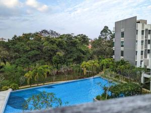 an overhead view of a swimming pool in front of a building at AZ Homestay in Putrajaya