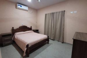 1 dormitorio con 1 cama, vestidor y ventana en Finca Las Tres Hermanas en La Banda en La Banda