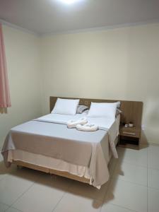 ein Schlafzimmer mit einem Bett mit zwei Handtüchern darauf in der Unterkunft Casa da Cíntia in Lençóis