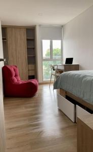 a bedroom with a bed and a desk and a chair at UhaUs Coliving 302 - Apto 12 habitaciones in Manizales