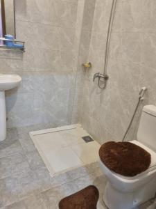 ダカールにあるresidence mounaのバスルーム(シャワー、トイレ、洗面台付)