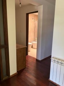 Pokój z łazienką z wanną i toaletą w obiekcie HABITACION CON PISCINA Y PARQUE en Chacras de Coria w mieście Chacras de Coria