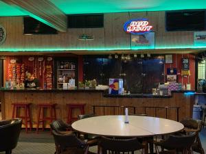 Salone o bar di Manitou Motor Inn
