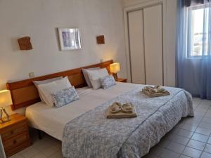 een hotelkamer met 2 handdoeken op een bed bij Velamar Praia 411 - 300m da praia in Albufeira