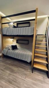 מיטה או מיטות קומותיים בחדר ב-Carcamanes 17 Gastro-Hotel