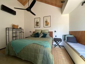 1 dormitorio con 1 cama y ventilador de techo en Casa Barbera, en Mintaro