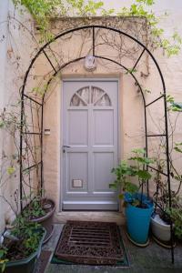 an archway with a door and some potted plants at Studio Premium City center in Chalon-sur-Saône