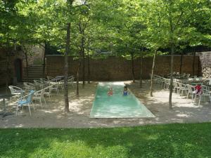 בריכת השחייה שנמצאת ב-Holiday home for larger groups on an estate in the Ardennes או באזור